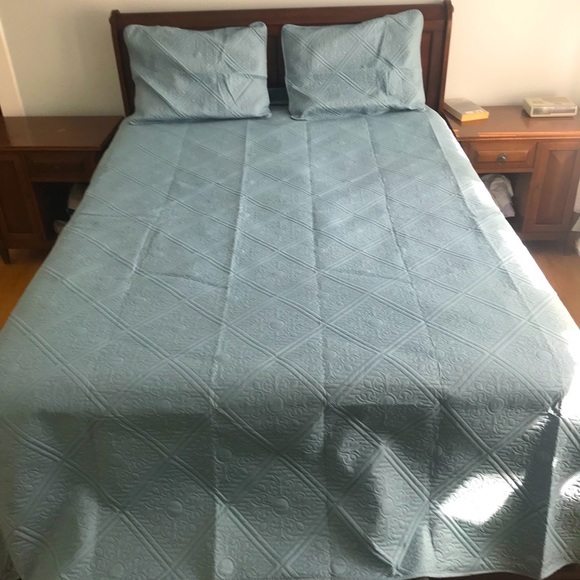 New Queen Bedspread - Picture 2 of 7